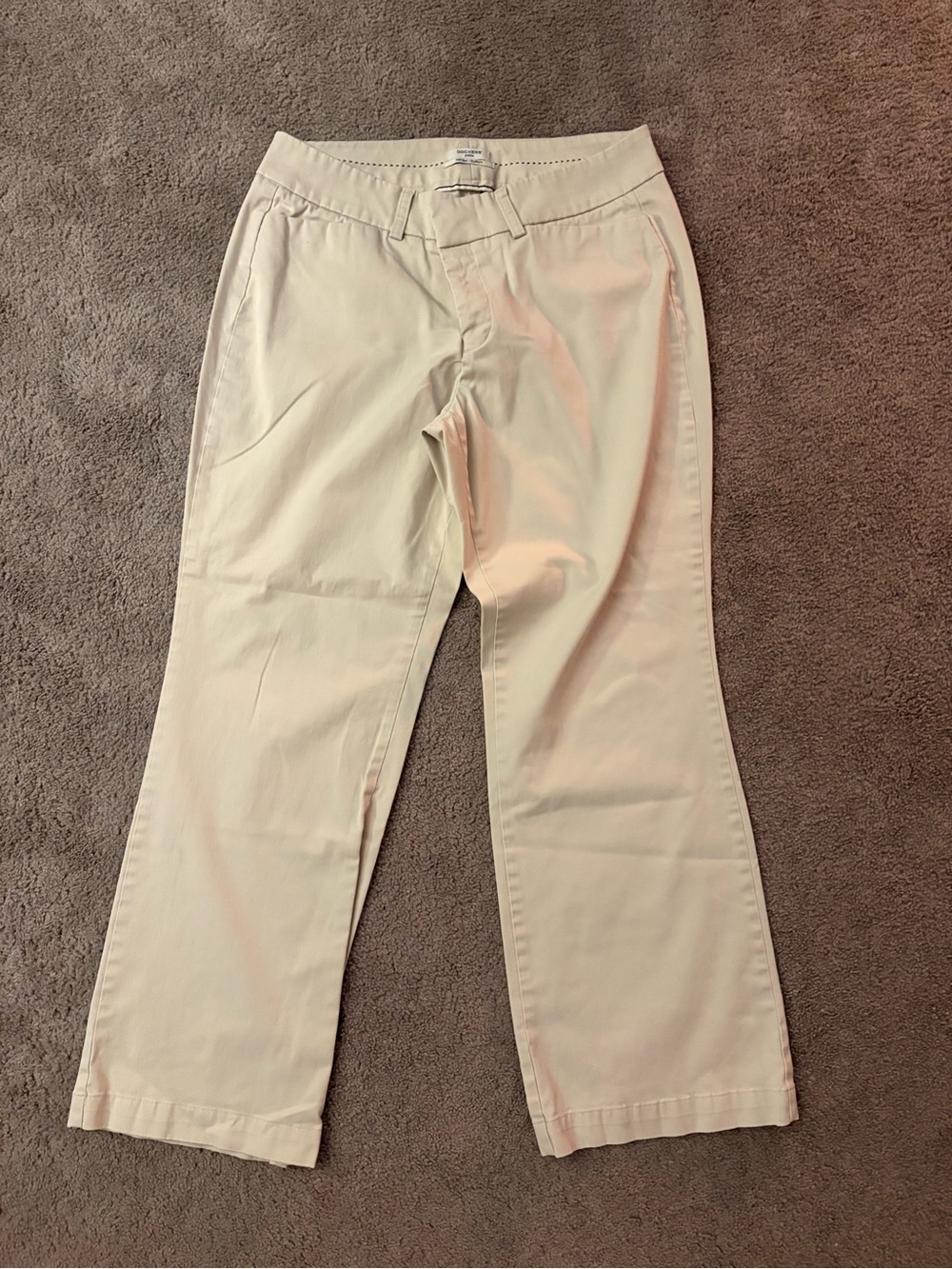 Dockers Women’s Light Beige Curvy Mid-Rise Straight-Leg Chinos